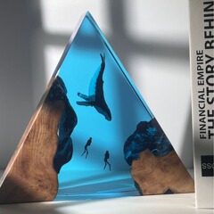 鐘乳洞クジラダイバーデスクトップ置物海洋芸術工芸品実木樹脂ランプ誕生日プレゼントアクセサリー