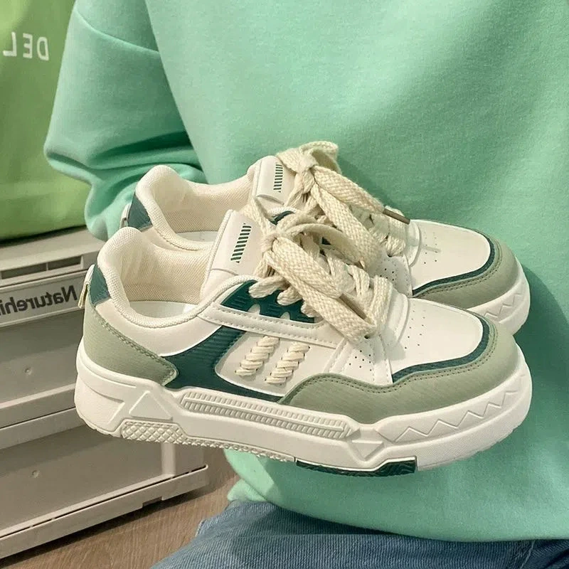 Женские белые кроссовки на толстой подошве, весна 2025, модный стиль ins, повседневная спортивная обувь для студентов, корейская версия, низкие кеды на платформе.