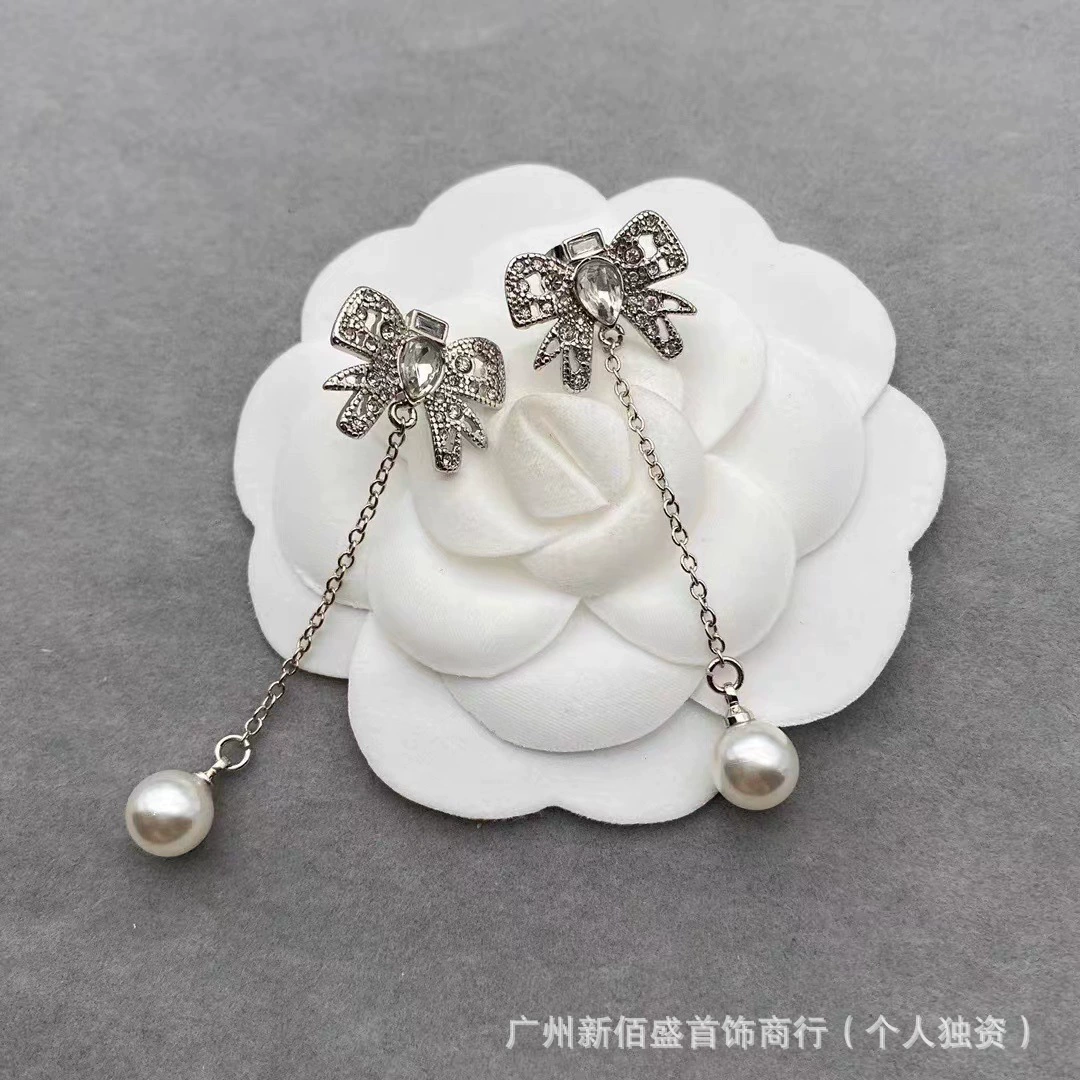 Серьги (Miumiu) с жемчужиной и буквенными подвесками, инкрустация стразами