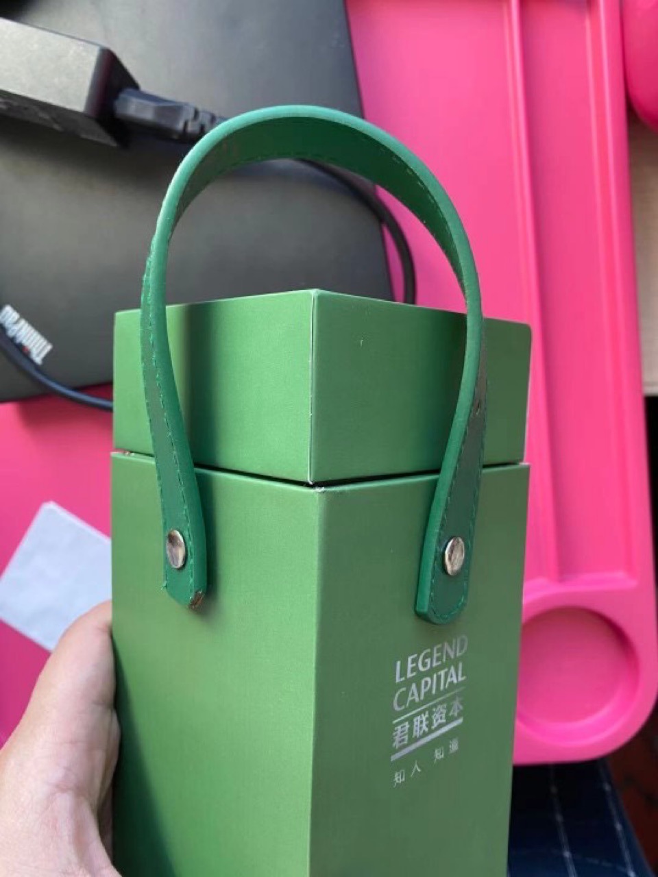 绿色挂钩厂家订制多色双面PU手提带油边皮手挽礼盒皮拉手皮拎手
