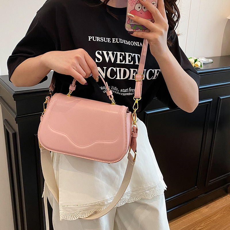 Bolso de moda coreano 2025 verano nuevo bolso femenino simple bolso de hombro ancho bolso de mensajero diario