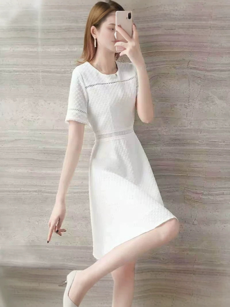 Đầm suông midi trắng tay ngắn cổ tròn phong cách đơn giản thanh lịch — trắng