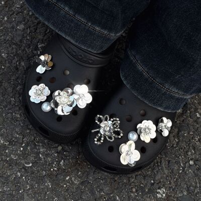 Блестящие тапочки в стиле Crocs из жемчуга, аксессуар, в стиле балеткор, жемчужное серебро, в цветочек, изысканный стиль