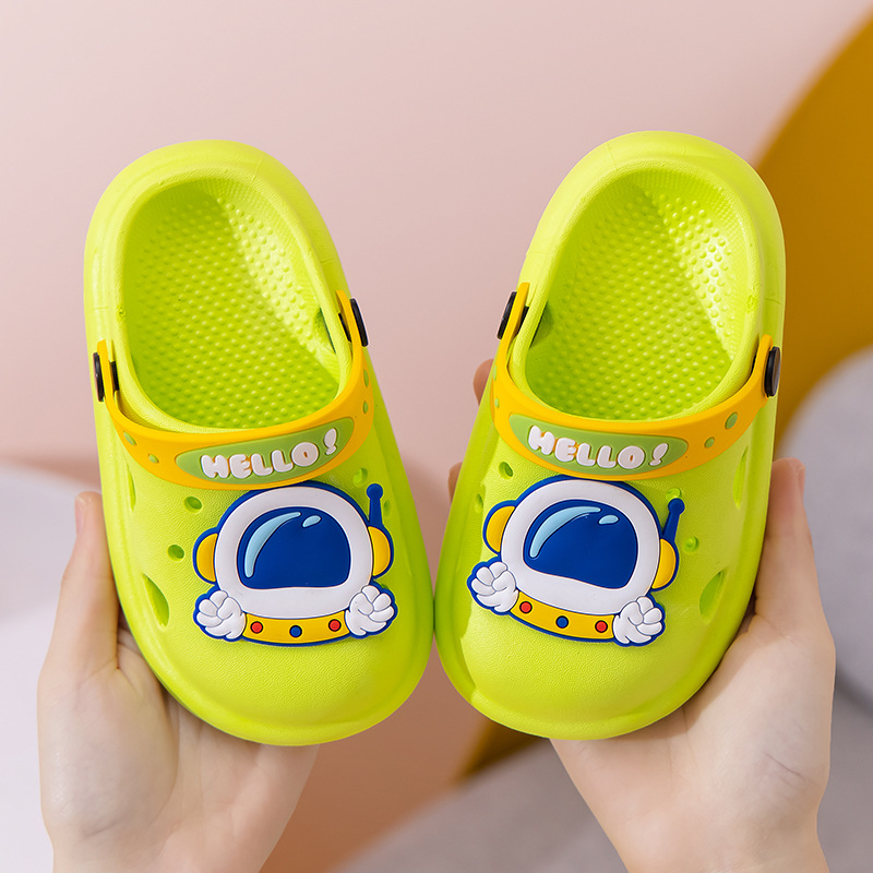 Nuevos zapatos de agujero para niños de verano para niños y niñas de dibujos animados antideslizante inferior suave infantil para niños sandalias de playa con punta cerrada