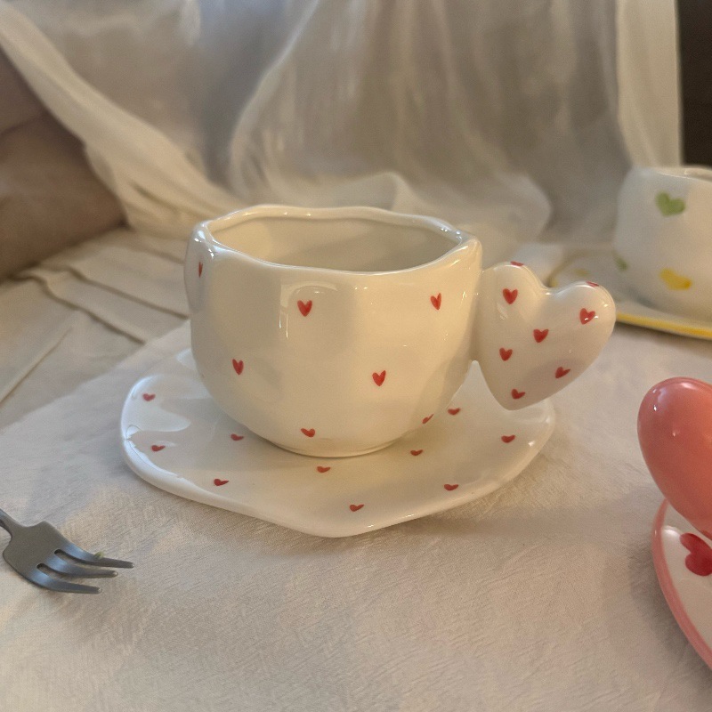 Ins estilo coreano irregular mano cerámica taza de café plato mango en forma de corazón dibujado a mano amor taza de cerámica