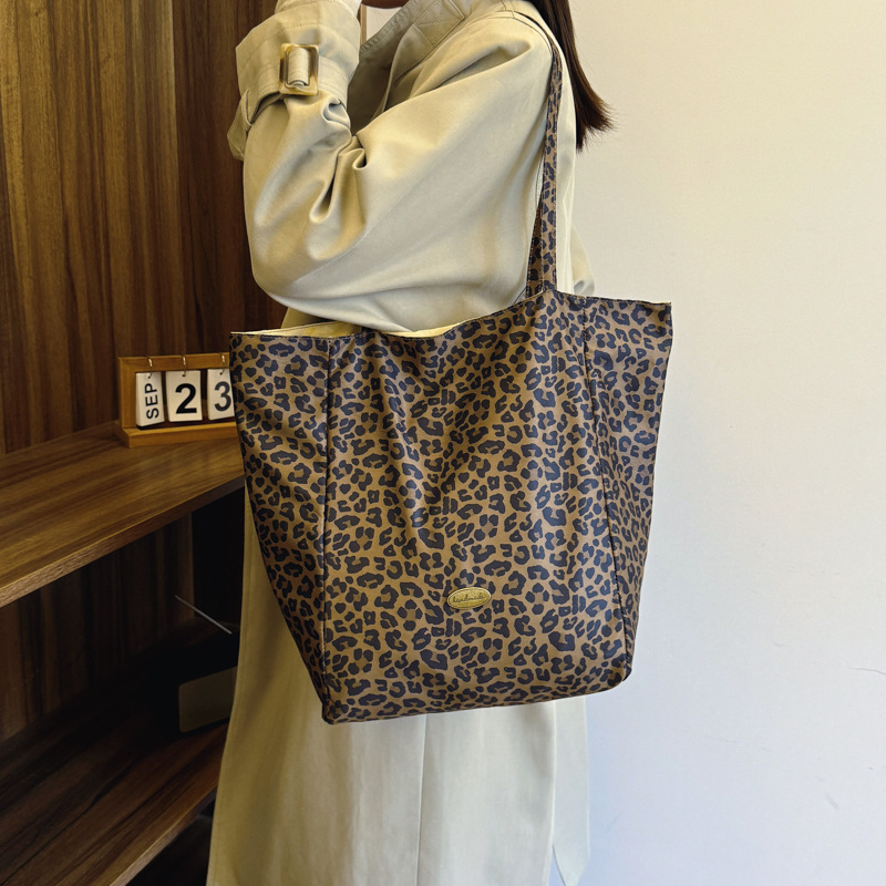 2024 nuevos productos ins perezoso mochila de gran capacidad de moda leopardo retrógrado simple clase mochila de viaje ligera