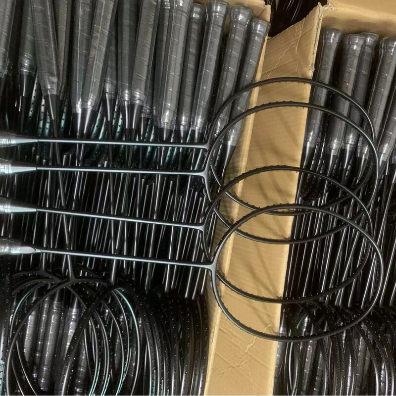 バドミントンラケットは超軽量で、全炭素ダブル発泡の黒いラケットは純粋な黒を打ちます。|undefined