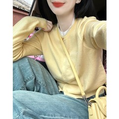 偽の2枚のニットカーディガンの女性の春の長袖の中に底のシャツのデザイン感の柔らかいモチモチのセーターのコートの上着を掛けます。