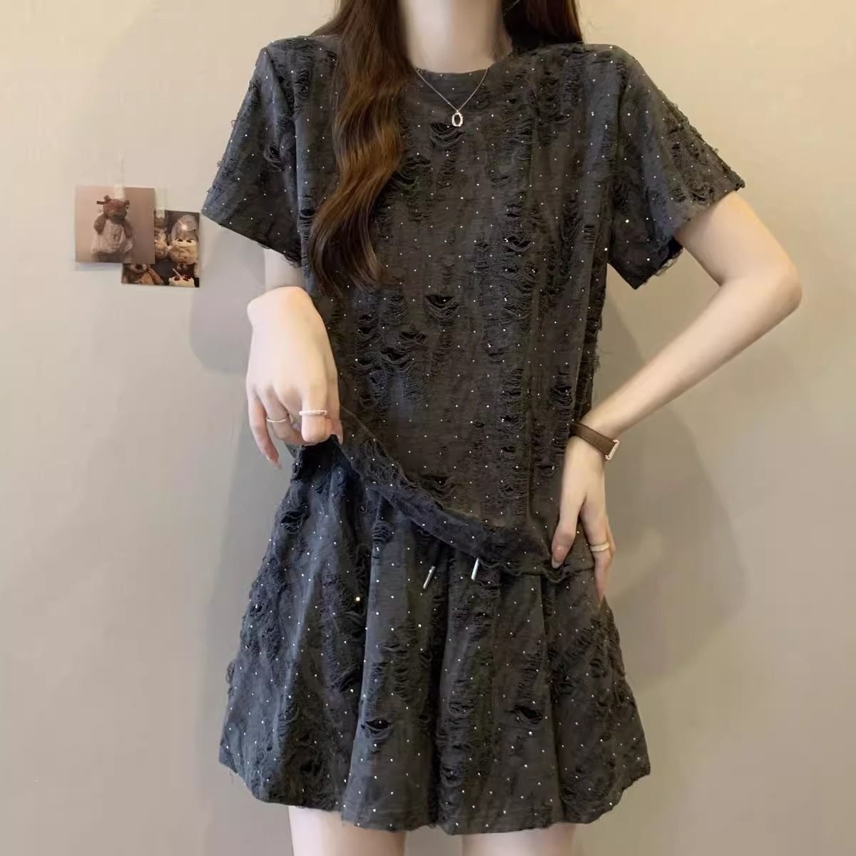Bộ mặc nhà nữ tay ngắn quần short rộng, phá lỗ đính đá, form rộng thoáng mát — Bộ đồ màu xám đậm (áo+quần), Trang phục màu hạnh (áo+quần) chi tiết 15