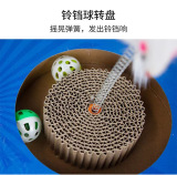 Кошка поймала игрушечную гофрированную бумагу, захватывающую тарелку -Устойчивый