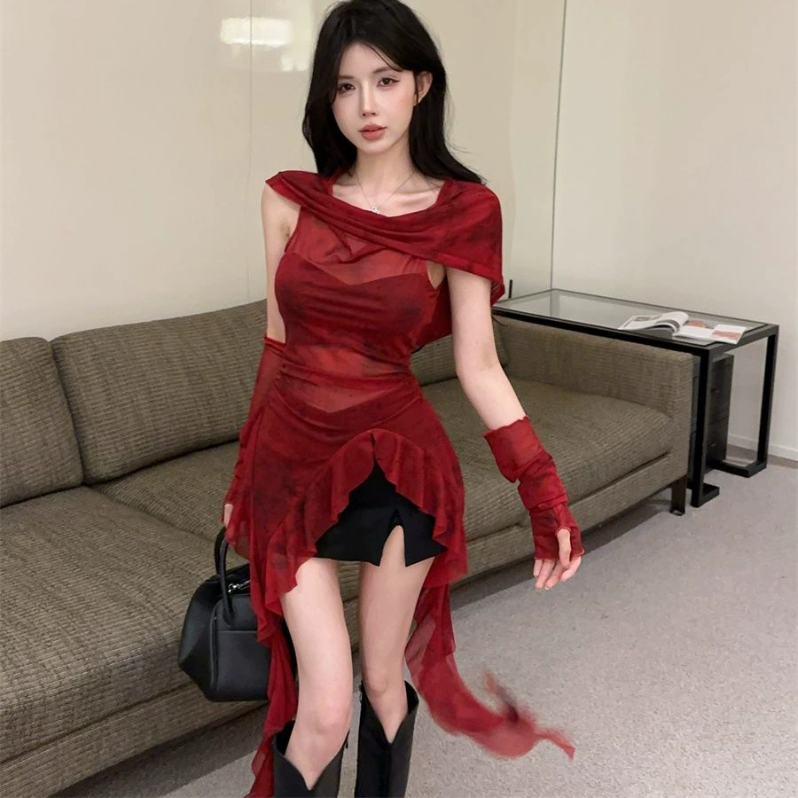 Американская чистая горячая девушка сексуальная красная футболка с ошейником