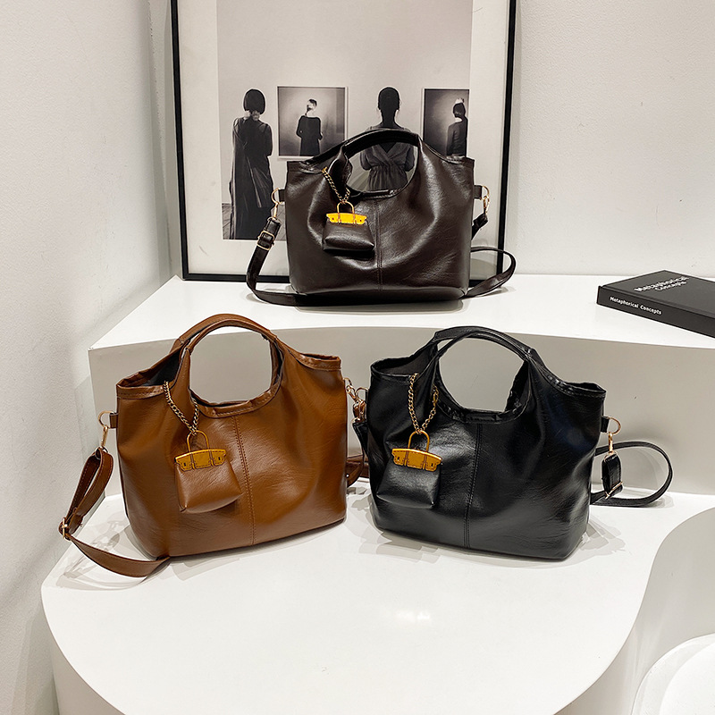 Bolsa de cubo retro 2024 nueva bolsa de hombro de gran capacidad, bolso de nicho elegante, bolso de cuero suave