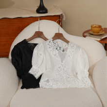 安斐欧娜2025新款法式轻透苎麻V领短袖开衫柔美泡泡袖镂空蕾丝衫