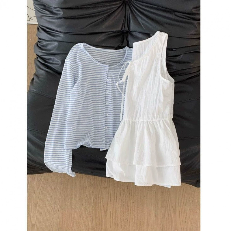 Полный комплект красивых летних нарядов для женщин: новый вязаный кардиган, белый жилет и юбка, комплект из двух предметов.