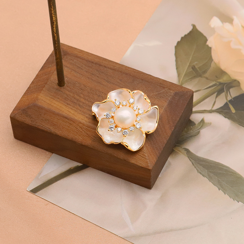 Natural broche de perlas de agua dulce de las mujeres Luz de lujo de alta gama nicho hecho a mano 18K oro real electrochapado ramillete accesorios fabricante