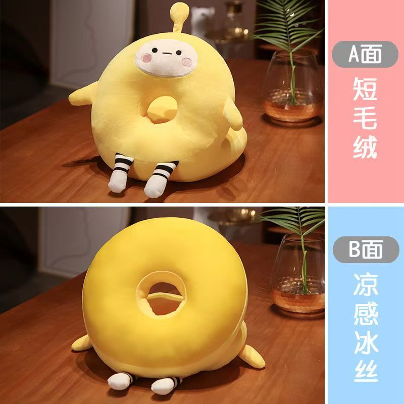 かわいい創意的な昼休みの枕の卵の子のパーティーは腹ばいになります。|undefined