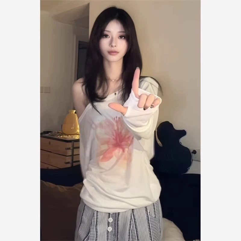 [Хлопок «Снежинка»] Блузка с наклонными плечами, белая тонкая футболка, женский дизайн, свободный повседневный топ с цветочным принтом