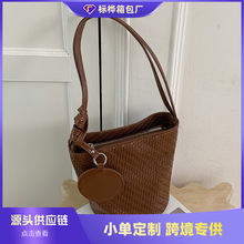 跨境高级感复古小众腋下包女2026新款秋季轻奢编织纹单肩包水桶包
