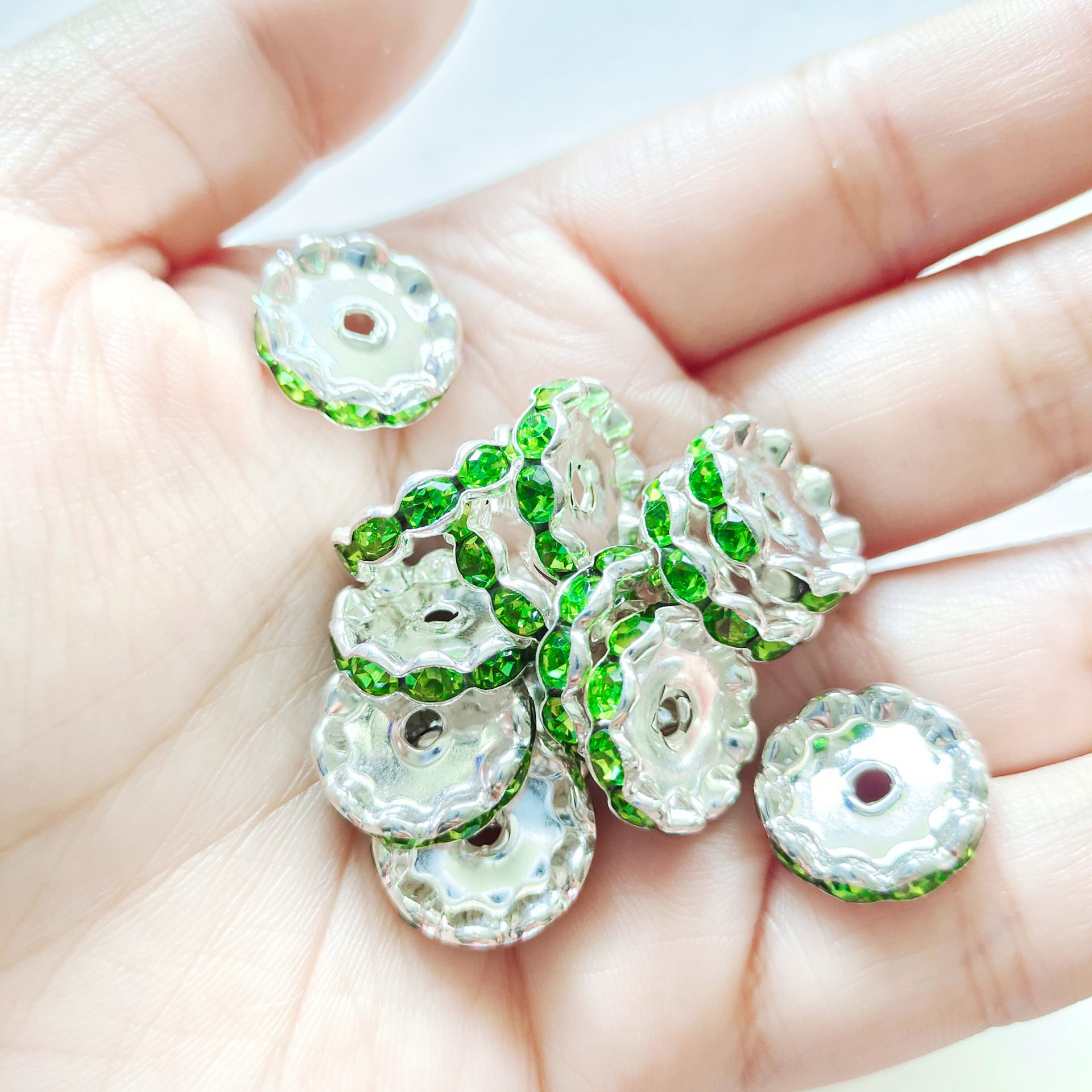 国境を越えて人気のある15mm銀色のビーズを隔てた円形のドリルリング車の輪の波の縁にドリルの部品を入れます。