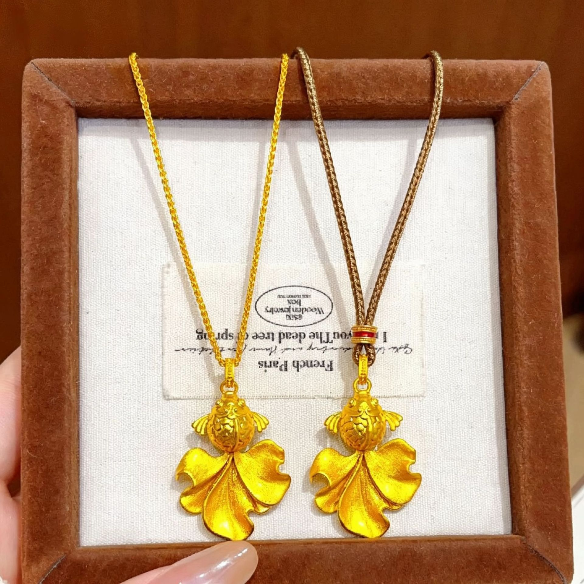 Gold-colored brushed koi fish necklace for women, traditional small goldfish pendant, "abundance every year" pendant, collarbone chain wholesale