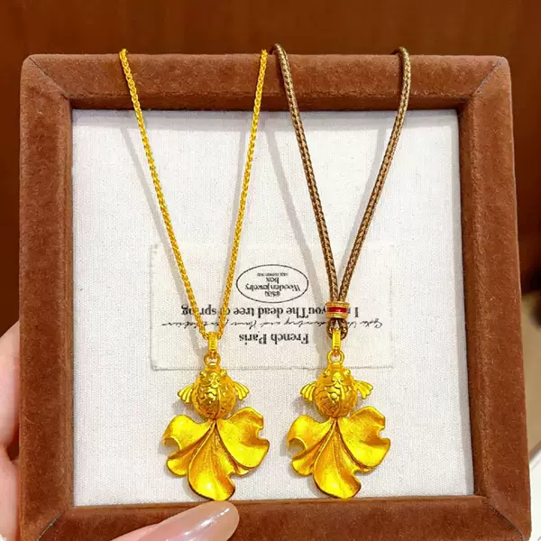 Gold-colored brushed koi fish necklace for women, traditional small goldfish pendant, "abundance every year" pendant, collarbone chain wholesale