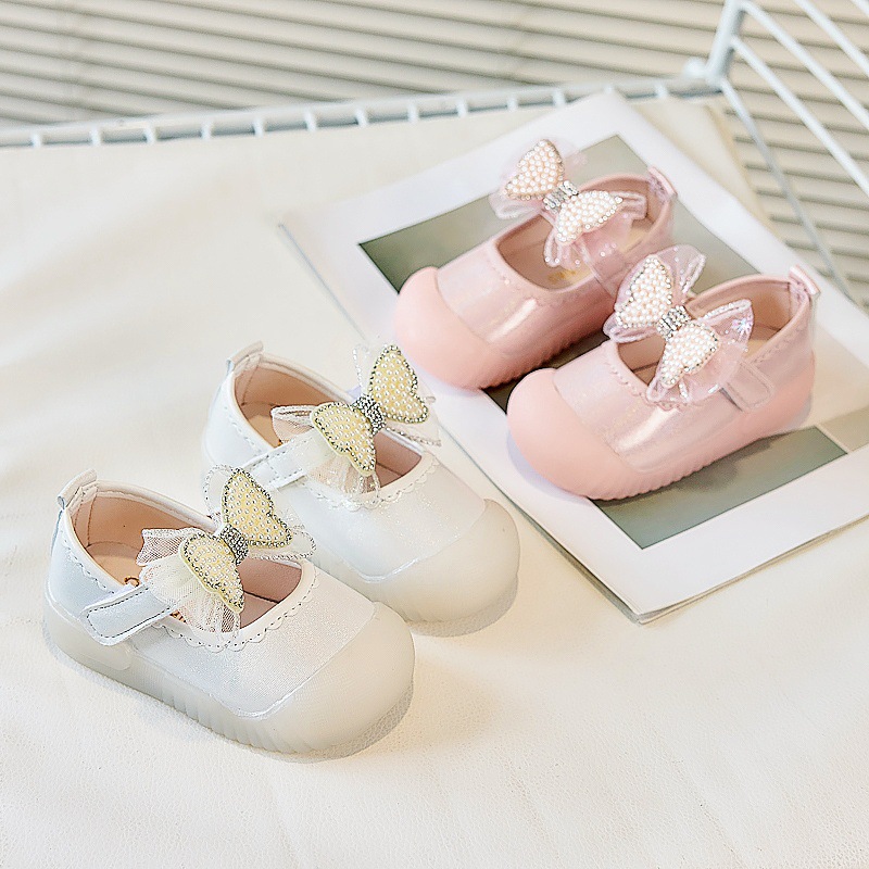 Dulce arco princesa zapatos perlas bebés zapatos de cuero anti-patada 2025 otoño zapatos para niños al por mayor