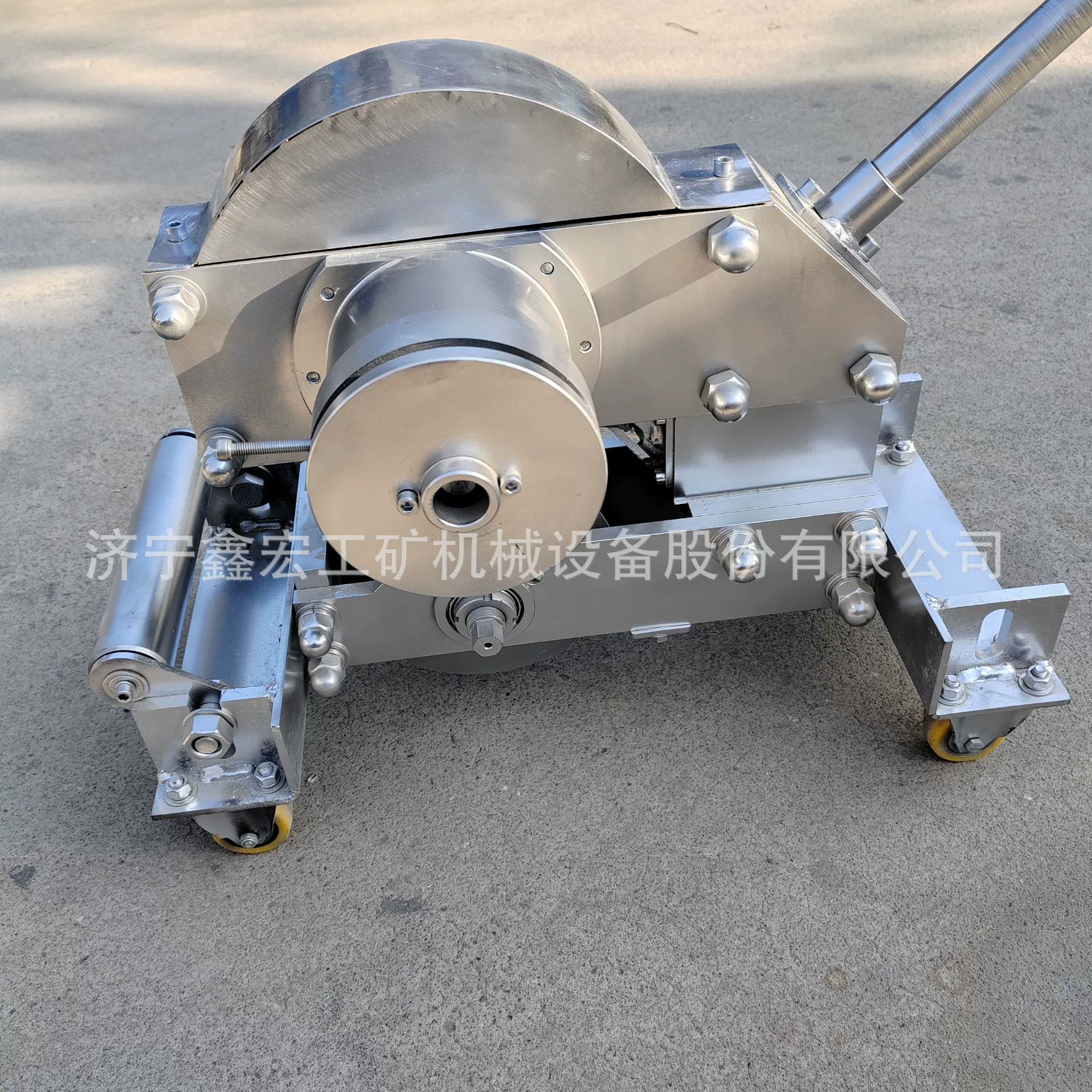 Машина для резки стальной проволоки на конвейерных лентах, с гладкими режущими кромками, электрогидравлического типа.