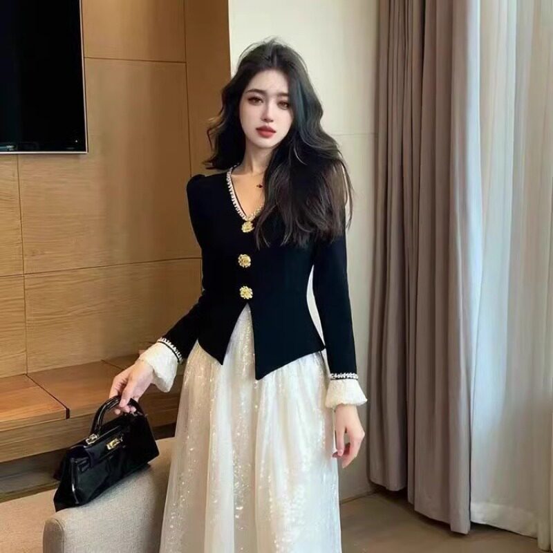 Đầm liền nữ dáng dài tay cài khuy một hàng, cổ chữ V, thắt eo cạp cao, xòe rộng — Màu đen
