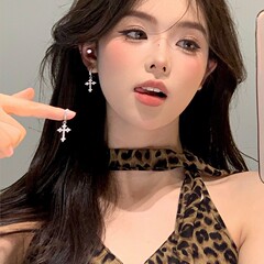 时髦博主 超闪十字架耳环女2025新款爆款高级感耳圈简约镶钻耳饰