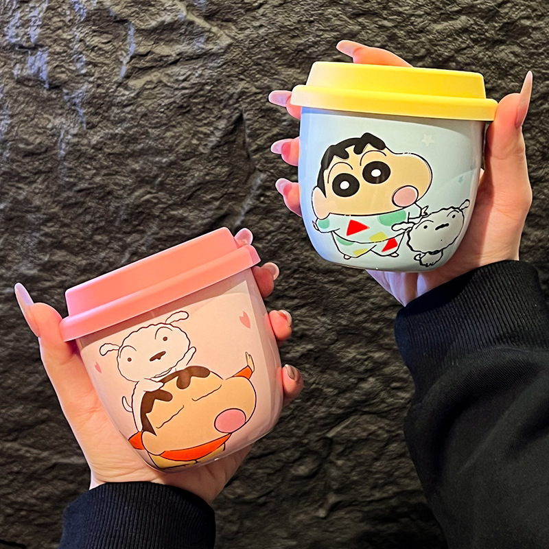 Auténtico lápiz con marca pequeña nueva taza de cerámica taza de agua con tapa de dibujos animados para niños lindos tazas de regalo al por mayor
