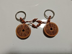 桃木山鬼はお金を使って古い材料のレリーフを持ち歩いています。