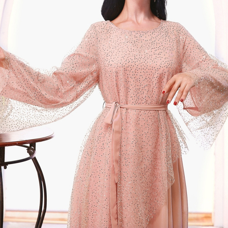 Abito lungo da festa in stile arabo malese con paillettes rosa e inserti in rete, ispirato alle fate del sud-est asiatico._voghion.com