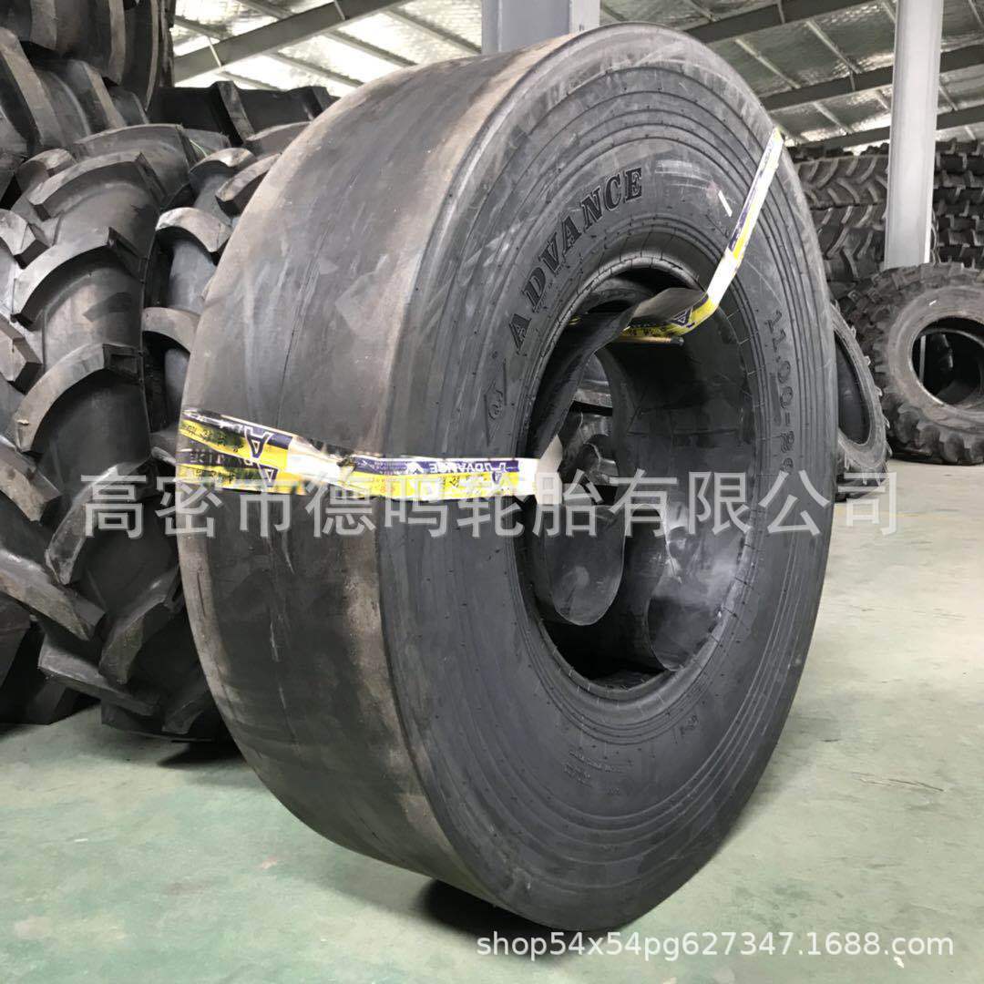 Suministro Fengshen Smooth Roller neumático 11.00-20 maquinaria de ingeniería neumático 1100-20 neumático Placa de luz