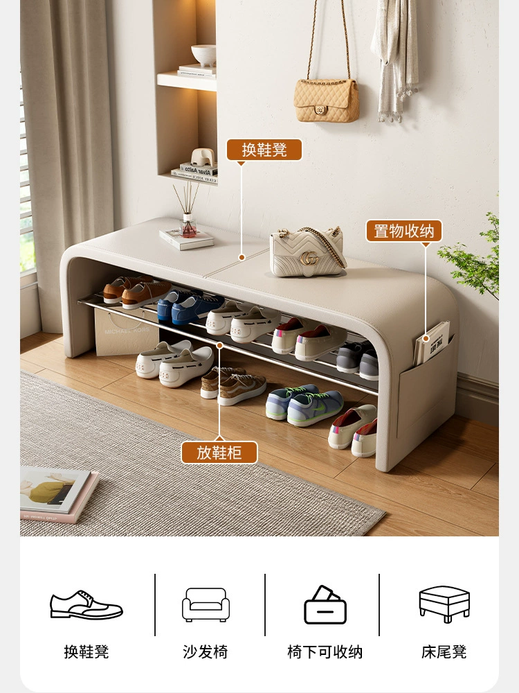 Можно сидеть и снимать обувь у входа. Обувной шкаф интегрирован в спальню, скамья у кровати служит табуретом для переобувания у двери. Имеет ощущение легкой роскоши