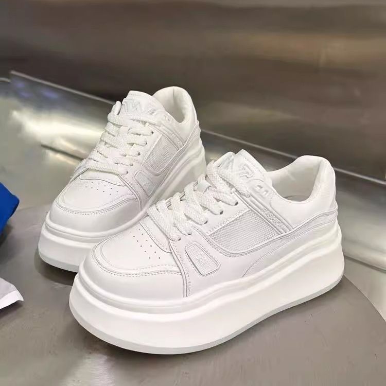 Pequeño aumento de altura de suela gruesa zapatos blancos para mujeres 2024 verano nuevo estilo universal muffin casuales zapatos de red transpirables de suela gruesa