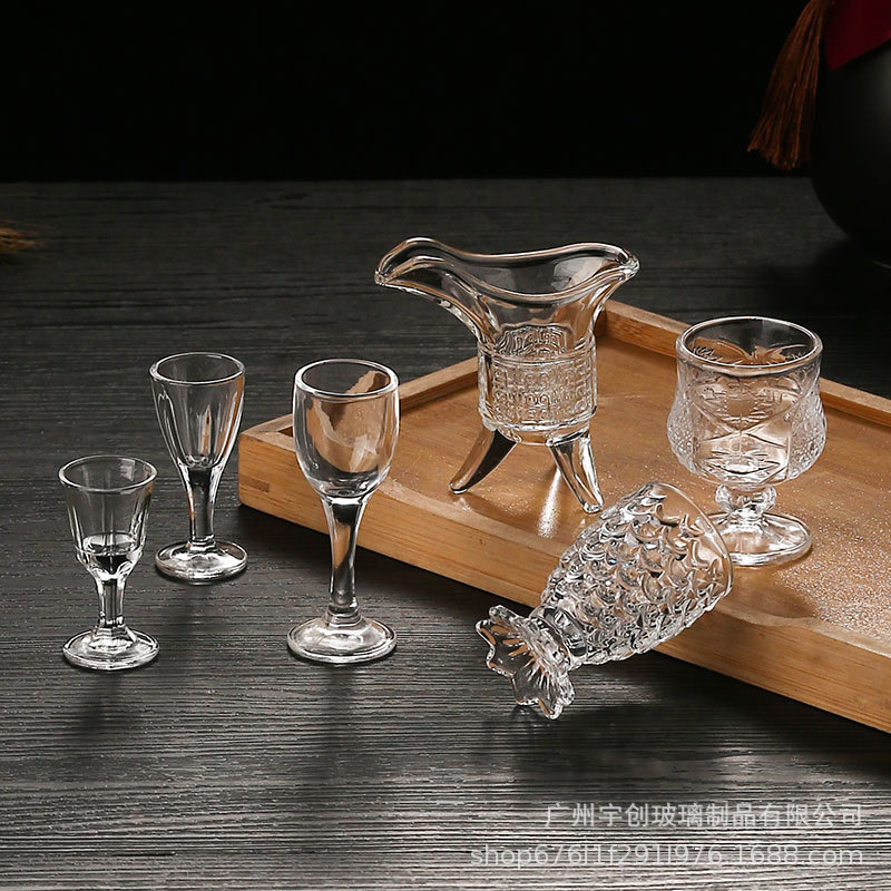 Taza de licor conjunto de licor divididor de vidrio creativo al por mayor grueso taza de licor pequeña copa imperial antigua taza de tres patas