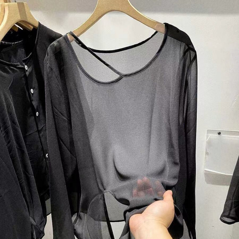 夏の黒いvネックの不規則な微透日焼け止めブラウスの大きいサイズの長袖tシャツの女性のデザイン感の小さい薄い上着|undefined