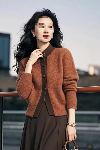 Women's Autumn/Winter Version of a Retro Fashion, Oversized Plaid Knit Sweater with a Charming, Elegant and Sophisticated Touch, Featuring a Light Scents of Chanel Style
