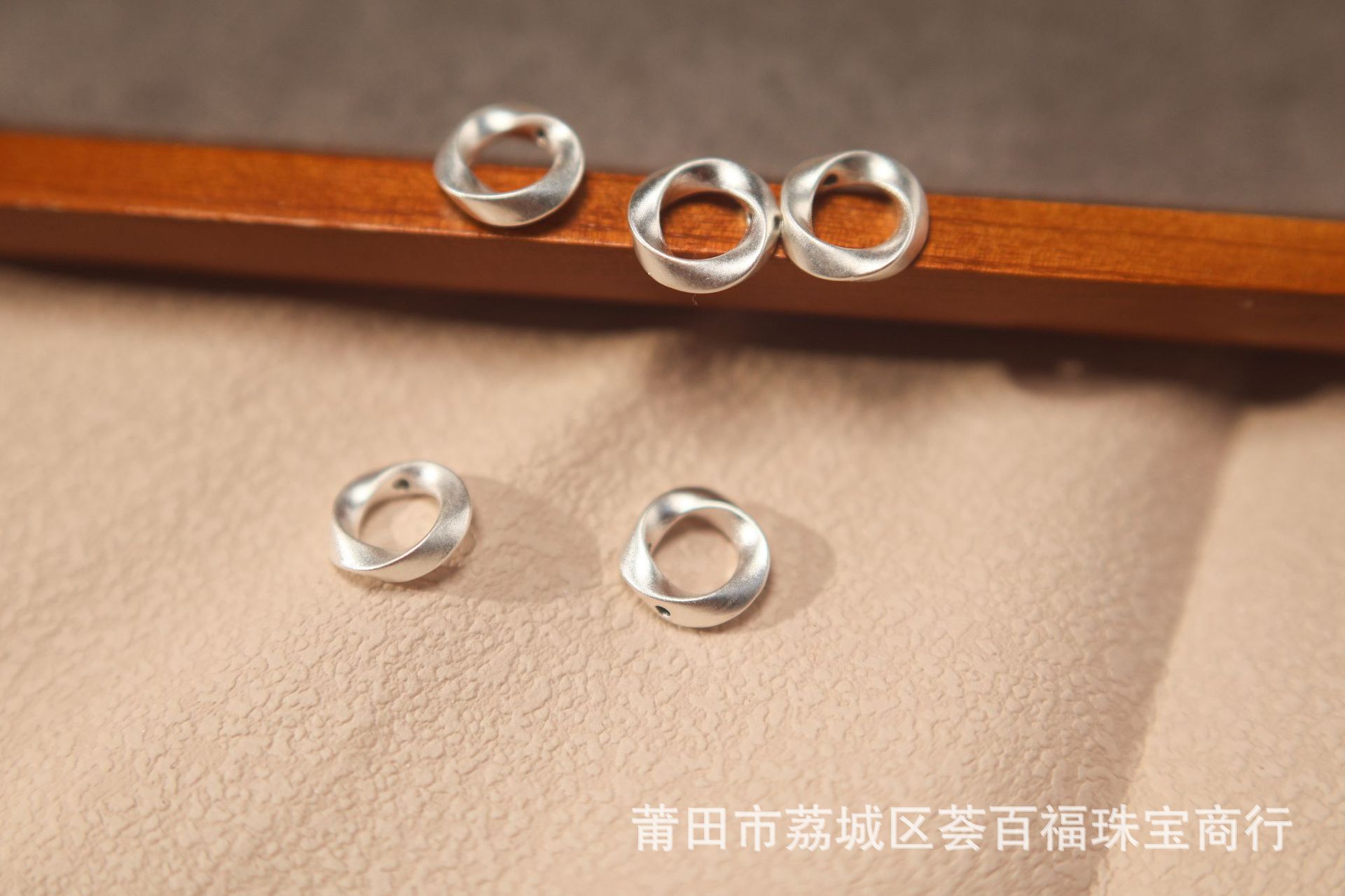 Pure silver s999 Möbius 3D hard silver accessory, hollow fashion niche light luxury ins handmade silver spacer bead accessory