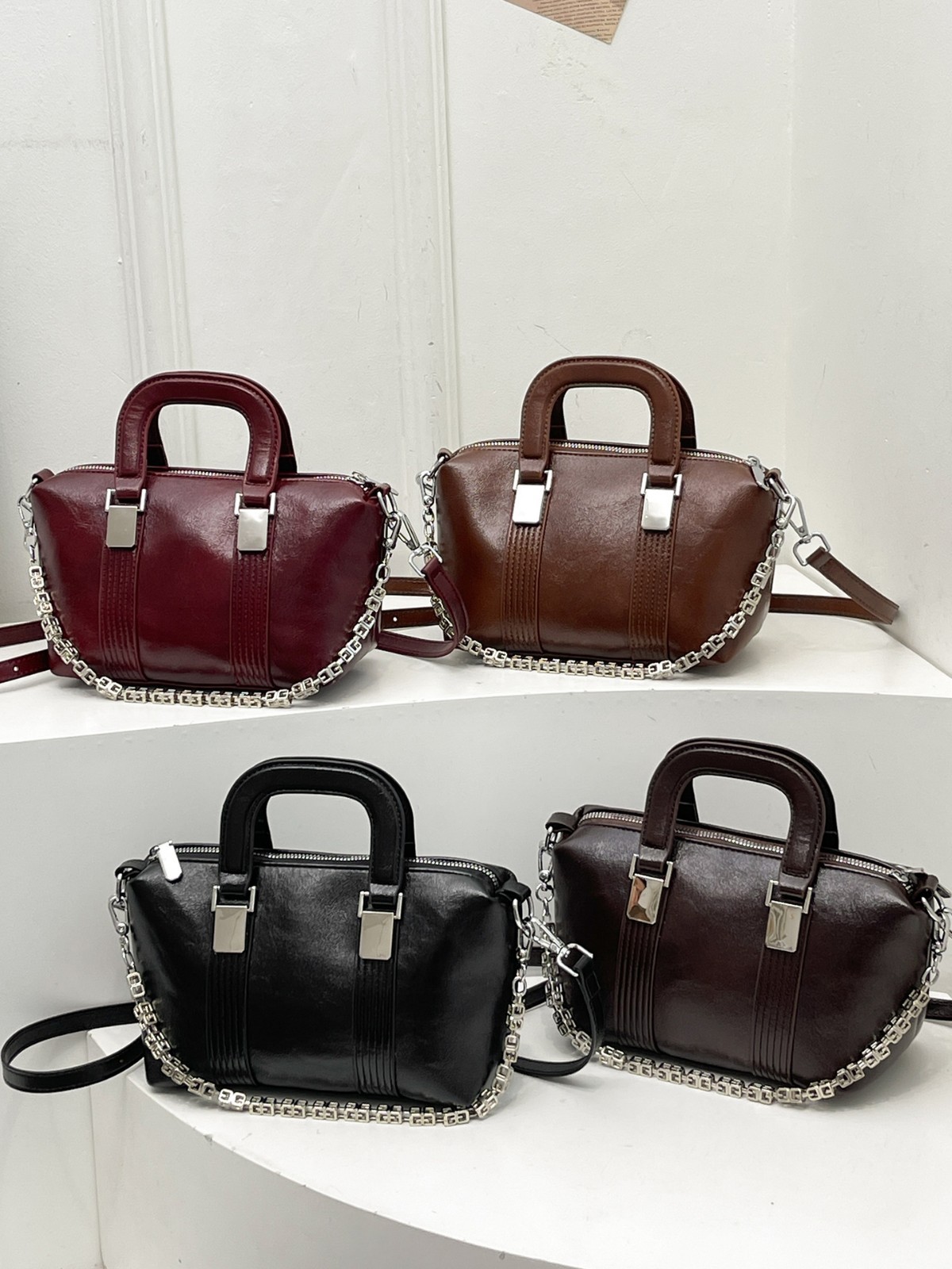 Bolso de mujer de moda bolso de mensajero de textura de color sólido 2025 otoño e invierno nuevo bolso de viajero simple bolso de mano