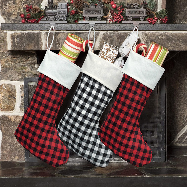 Adornos navideños a cuadros algodón y lino calcetines navideños bolsa de dulces colgante de Navidad bolsa de regalo a cuadros rojos y negros a cuadros en blanco y negro