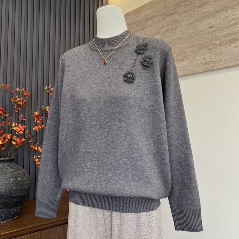 Winter Fleece-Lined Sweater for Mothers, Round Neck, Thickened Knitwear for Middle-Aged Women, Stylish and Warm Top for Mothers-In-Law