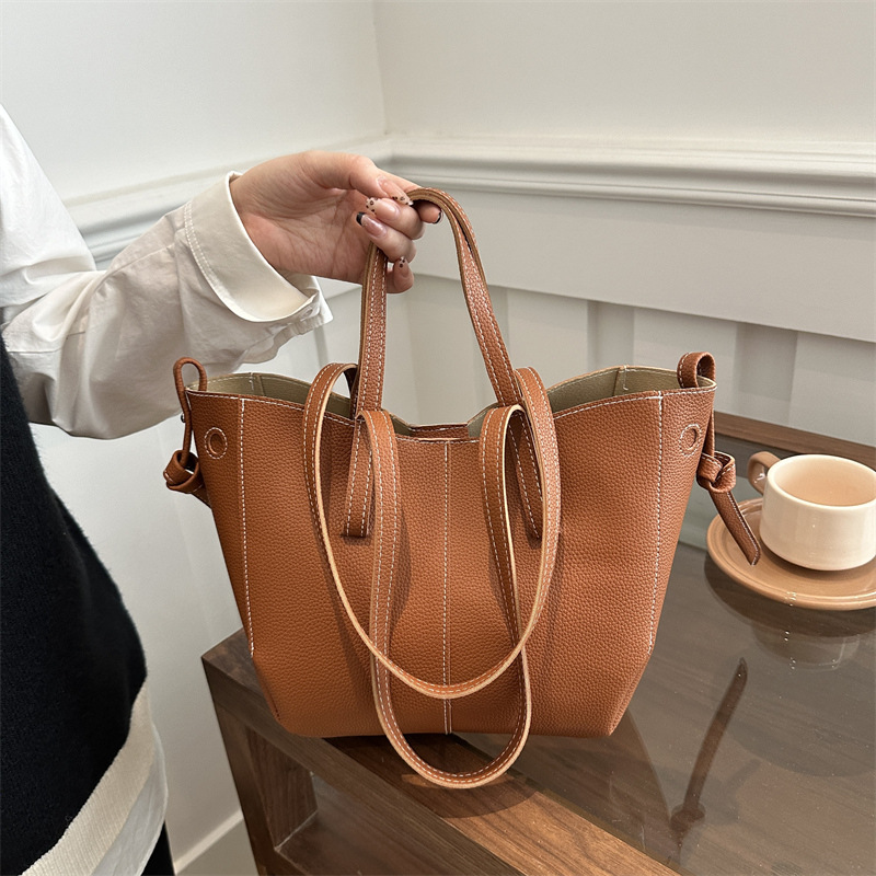 Bolso Tote casual de nicho de invierno para mujer 2024 nuevo bolso de alas de gran capacidad bolso de hombro de axila de viajero de todo fósforo