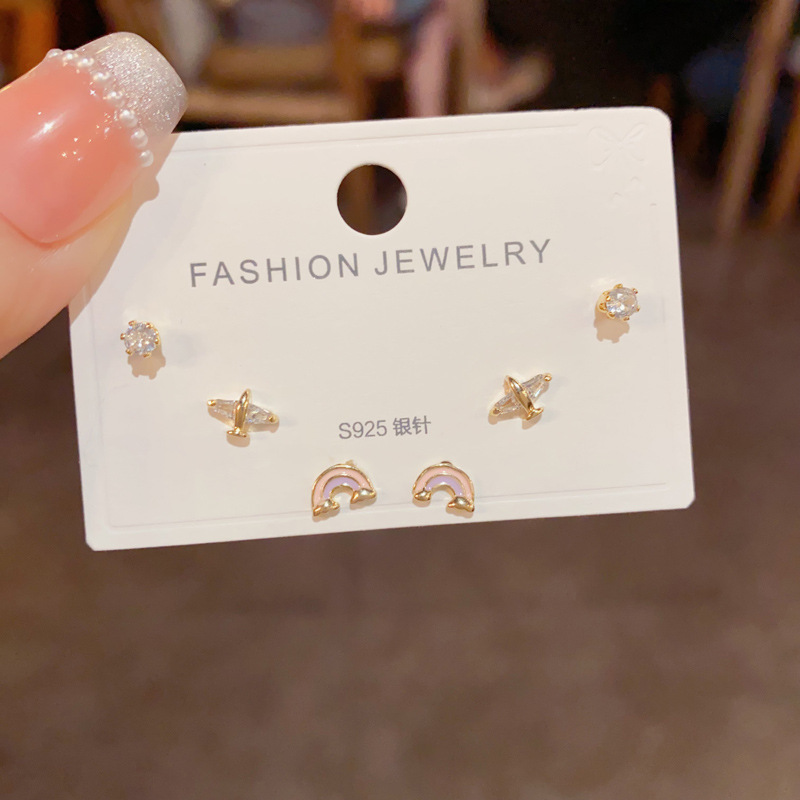 S925 aguja de plata micro incrustaciones de circón pendientes cortos pendientes de pelo corto japonés y coreano elegante todo-fósforo simple conjunto de tres piezas pendientes para las mujeres