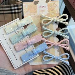 韓系の甘い波点の蝶結びの髪は女性の額の側の前髪を挟みます。