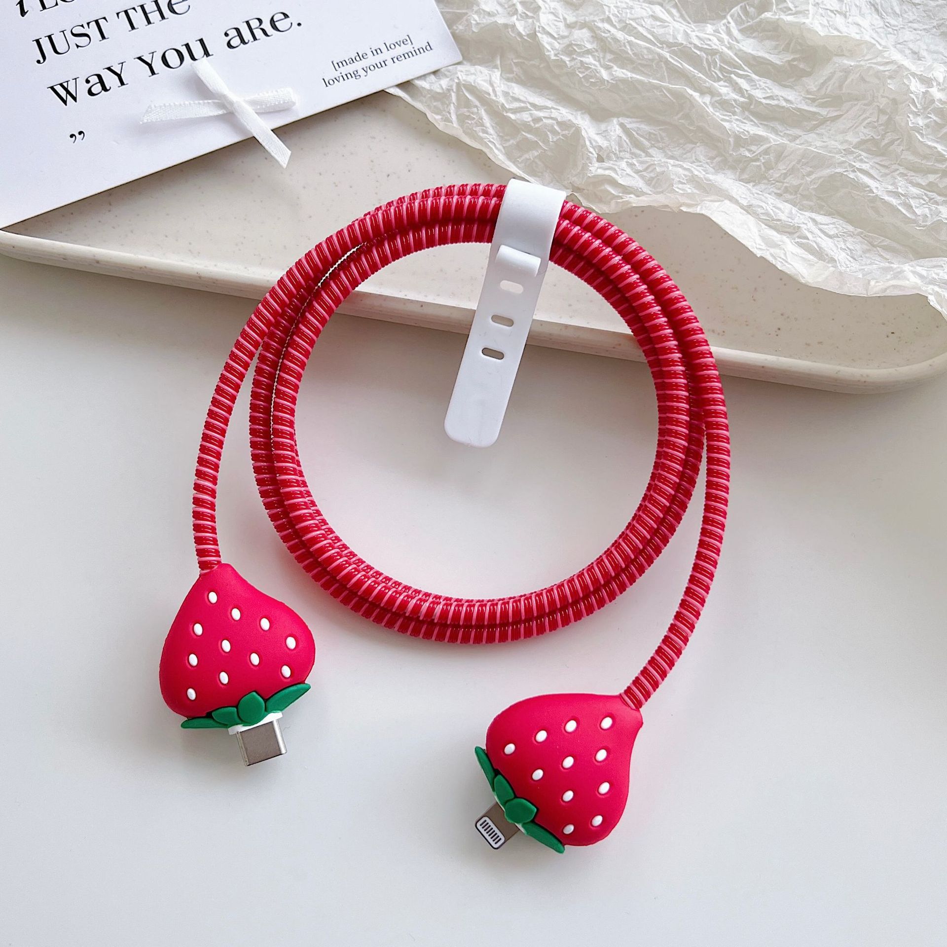 Amazon cartoon cable de datos cubierta adecuada para Apple Android cable de datos de carga rápida cuatro piezas en stock al por mayor