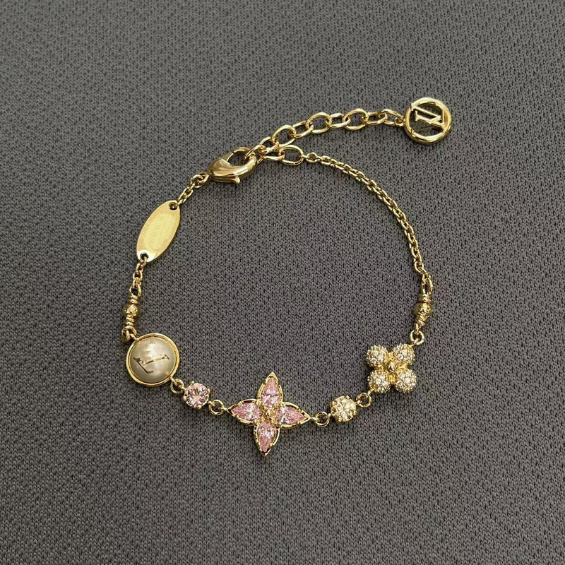 L'LV 26 Qixi Edition Monogram Four-leaf Clover Pearl Bracelet Fashionable Pink Diamond Gold Pearl Monogram Bracelet L'LV 26 Qixi Edition Monogram Four-leaf Clover Pearl Bracelet Fashionable Pink Diamond Gold Pearl Monogram Bracelet