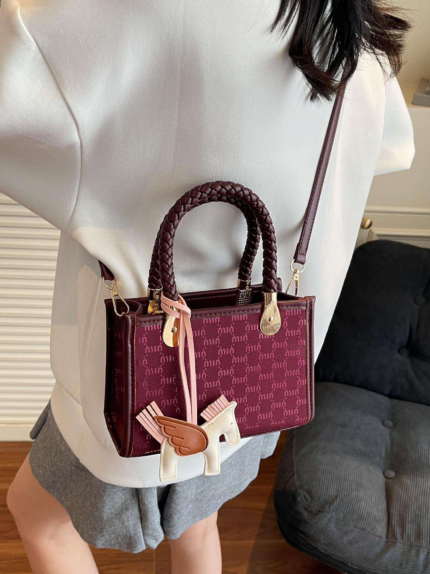 Estilo explosivo transfronterizo con un pequeño bolso cuadrado para mujer 2025 nuevo bolso de hombro tejido de todo fósforo de moda bolso de mensajero de moda