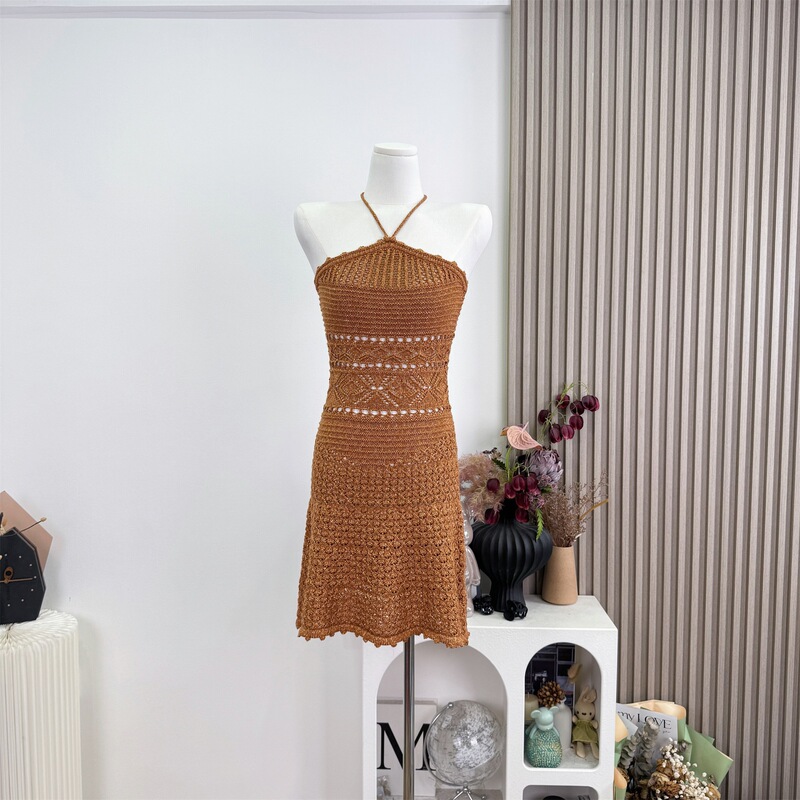 Gorgeous and striking new style shiny gold-brown dress that makes the skin look fairer, with a waist-cinching, hollowed-out, halter-neck design Gorgeous and striking new style shiny gold-brown dress that makes the skin look fairer, with a waist-cinching, hollowed-out, halter-neck design