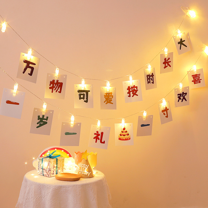 Dekorationen für den ersten Kindergeburtstag: Leuchtclips, Lichterketten, Hintergrundbanner, Überraschungsszene_voghion.com